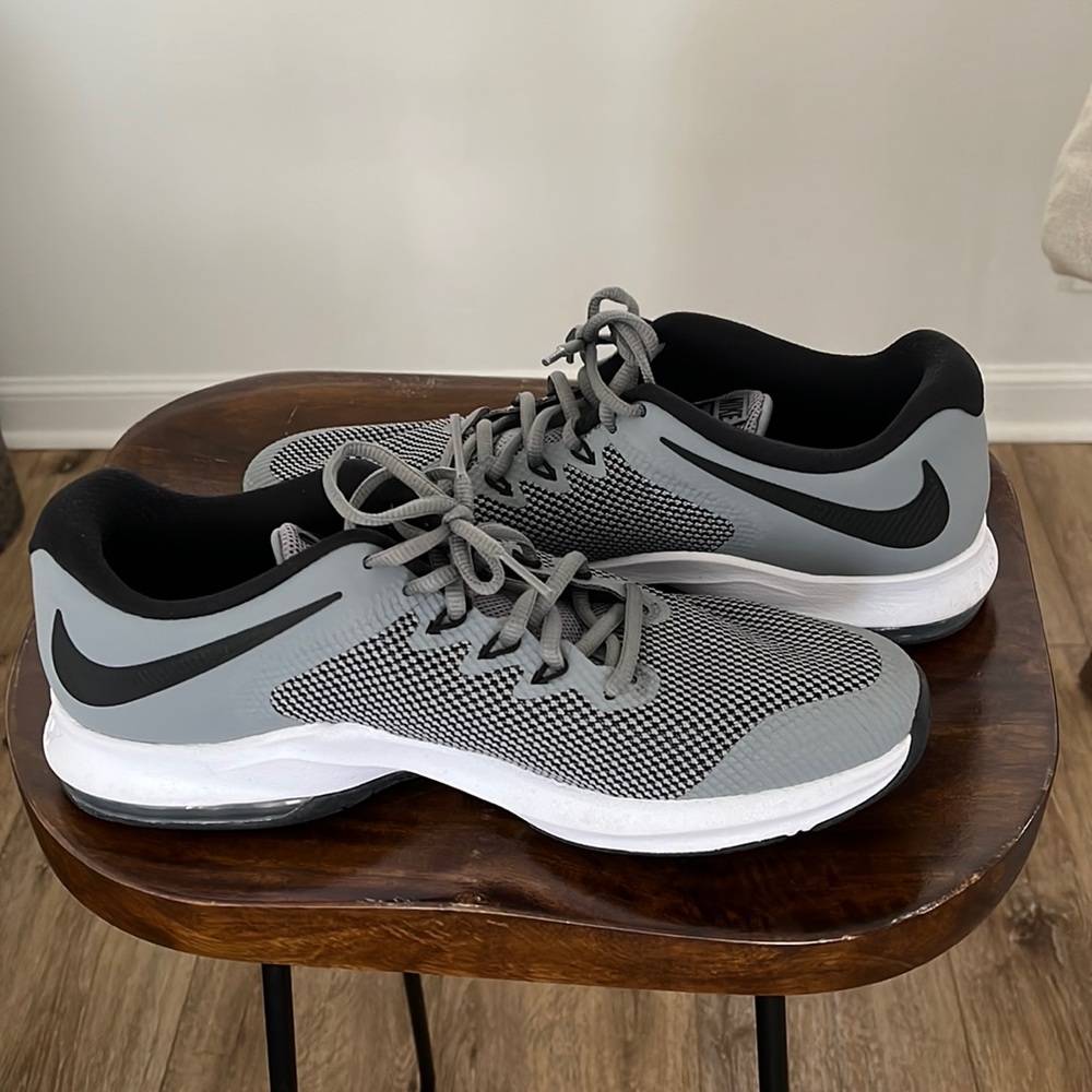 Brand new mens nike training air max.